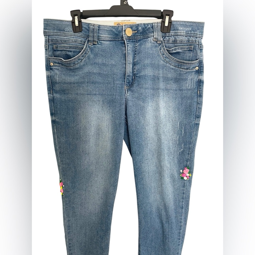 Democracy Blue Ankle Jeans with Floral Embroidery Size 16 - Picture 2 of 16